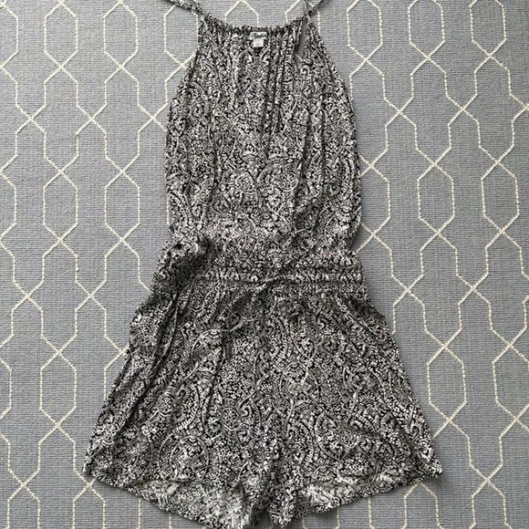 Splendid Black and White Paisley V-Neck Crossover Romper Size Small - Picture 2 of 4